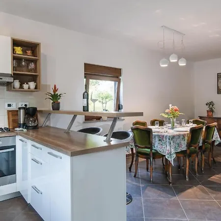 3 Bedroom Awesome In * Medulin