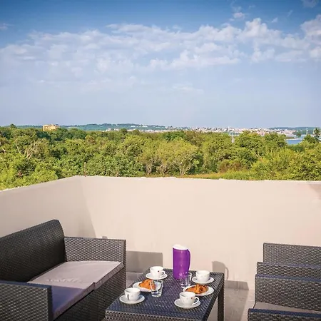 3 Bedroom Awesome In Holiday home *