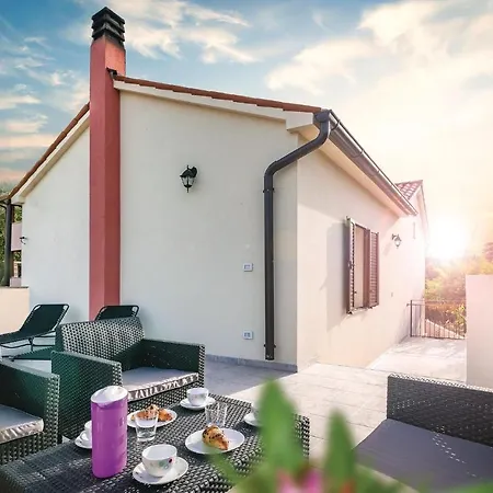 3 Bedroom Awesome In Holiday home *